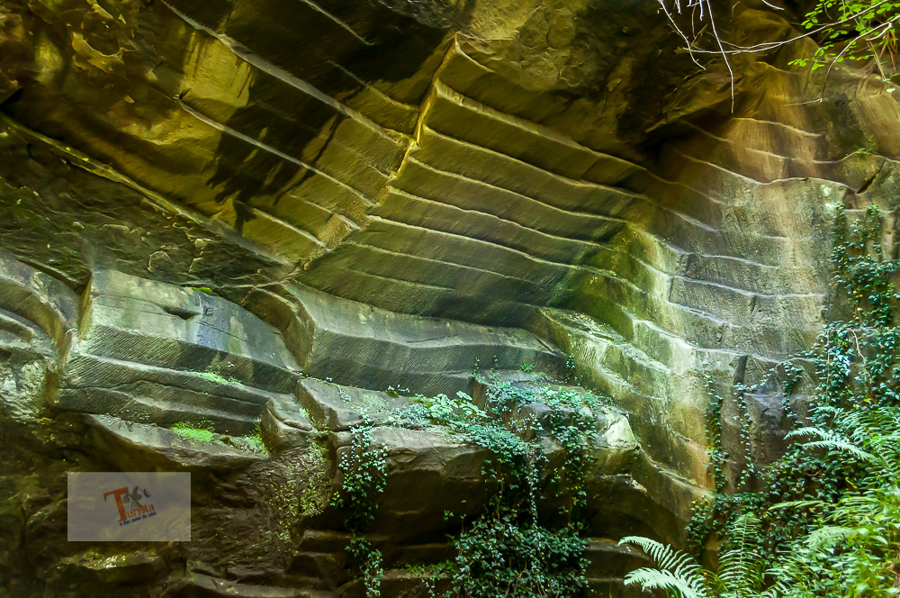 Grotte di Cagno, forme geometriche della parete - Turista a due passi da casa