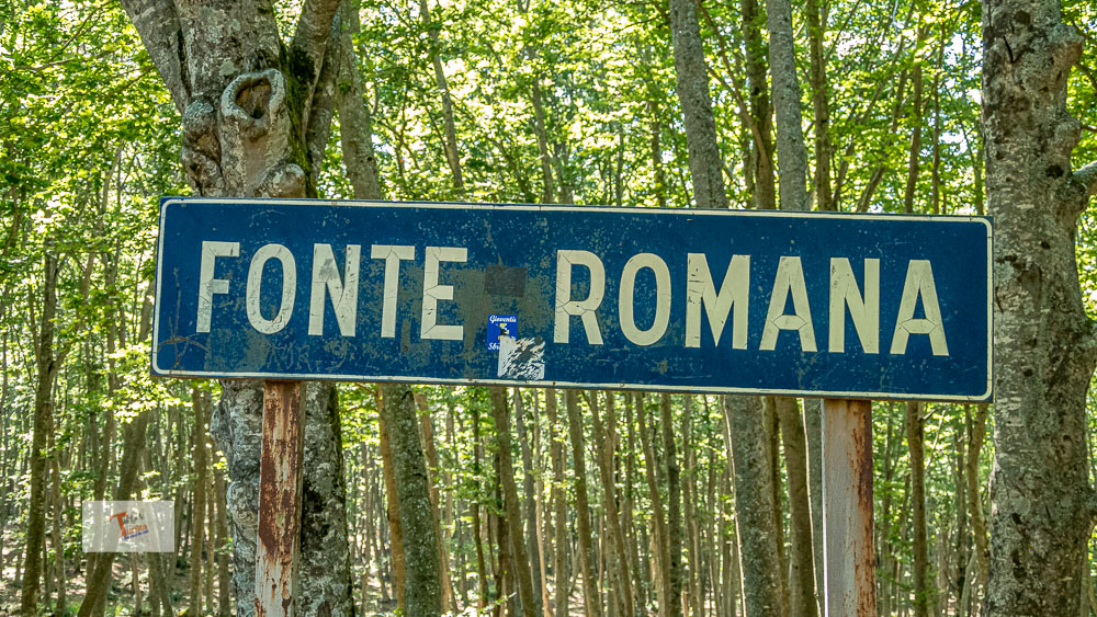 Fonte Romana, cartello - Turista a due passi da casa