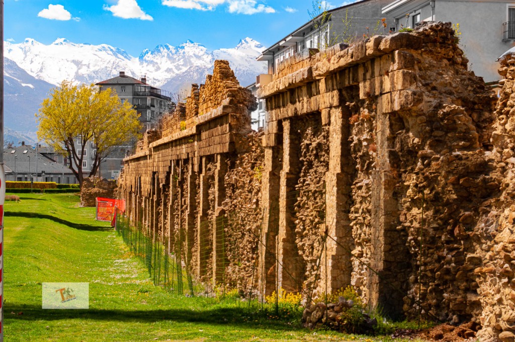 Aosta, mura romane - Turista a due passi da casa
