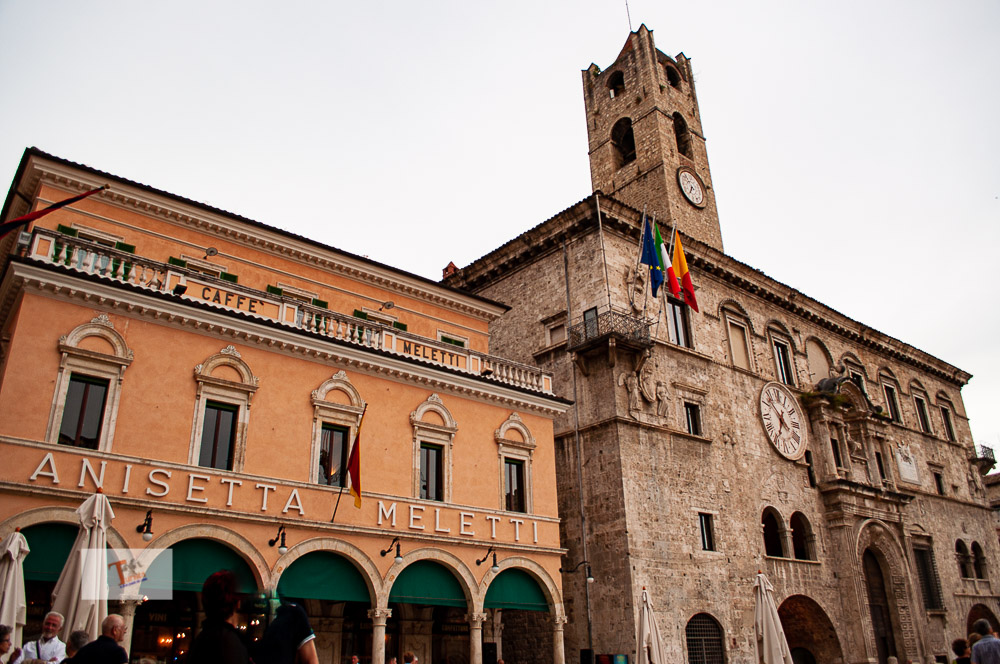 Ascoli Piceno, Caffè Meletti e Palazzo dei Capitani - Turista a due passi da casa