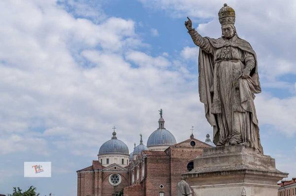 Padova, Piazza alla valle, sullo sfondo la Basilica di Sant'Antonio - Turista a due passi da casa