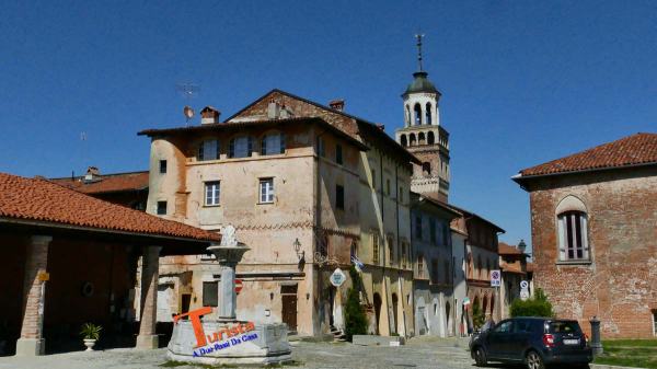 Saluzzo, vista su torre civica e Palazzo delle Arti Liberali - Turista A Due Passi Da Casa