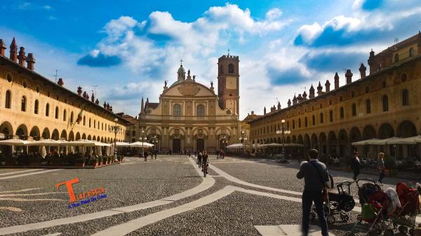 Vigevano, Piazza Ducale, vista sul Duomo- Turista A Due Passi Da Casa