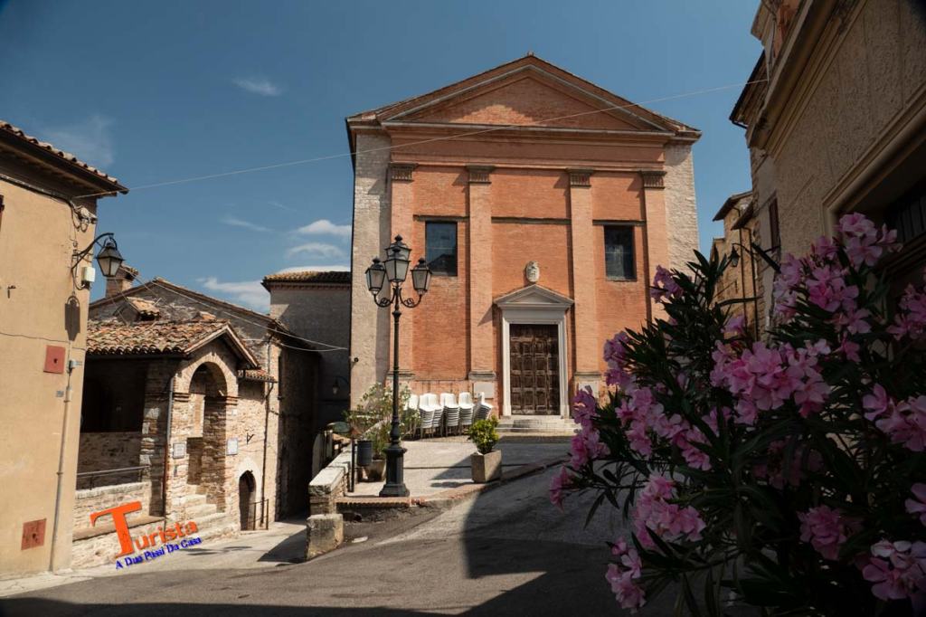 Fossato di Vico, chiesa di san Sebastiano e Antiquarium (sulla sinistra) -Turista A Due Passi Da Casa